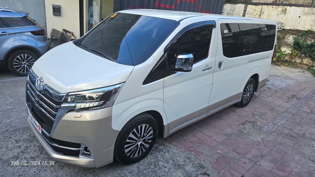 Full-size Luxury Van with Driver (9 pax)
